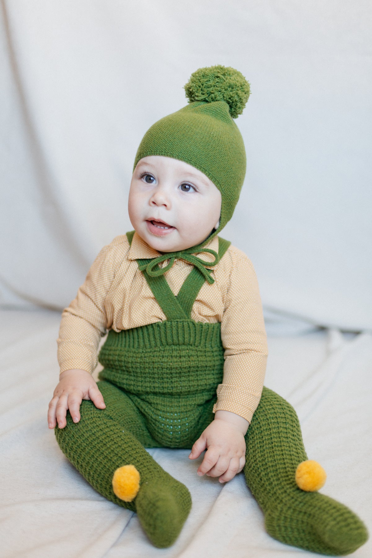 Green pompom bonnet