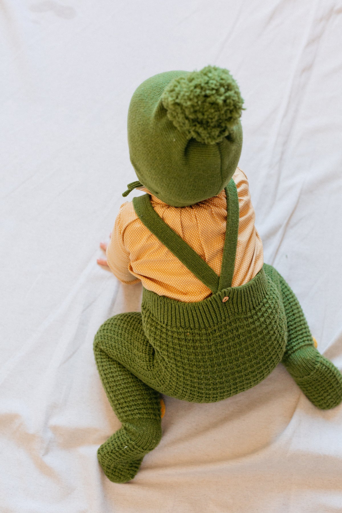 Green pompom bonnet