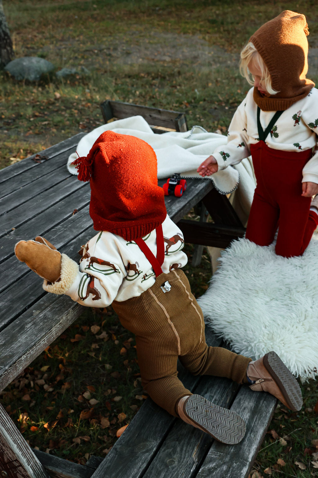 Retro Ribbed Suspender Footless_Acorn Brown × Maple Leaf