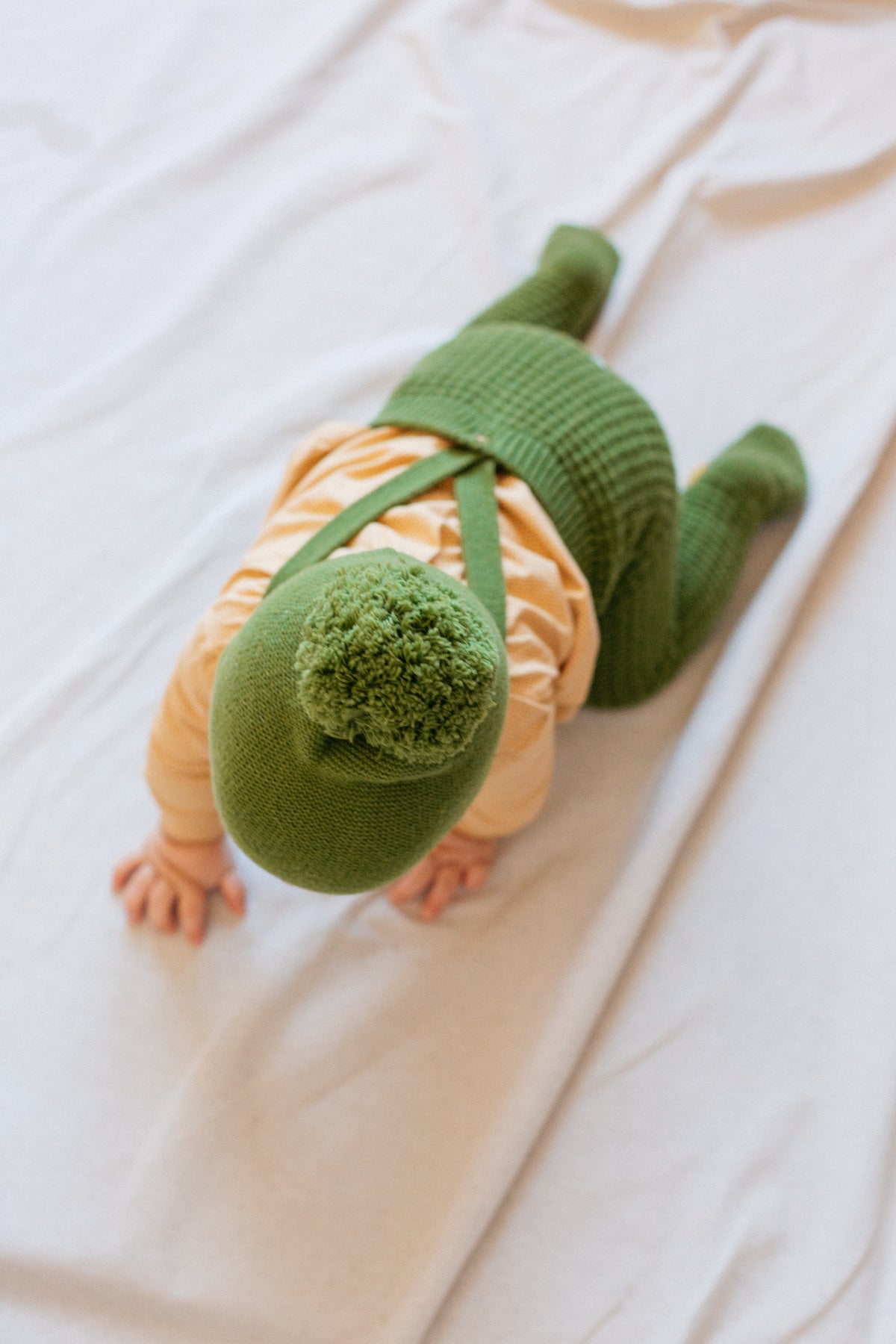 Green pompom bonnet